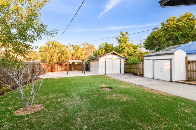 Building Photo - Charming 3 bed 2 bath North Kenwood home w...