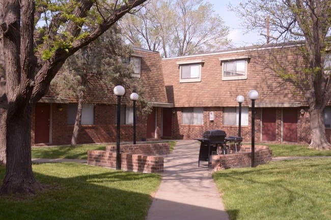 Primary Photo - Pepper Tree - 207 28th St.