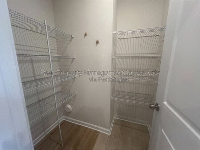 Building Photo - 2407 Lazette Dr