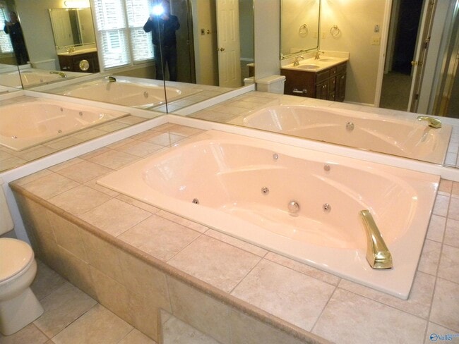 Building Photo - 102 W Lake Cir