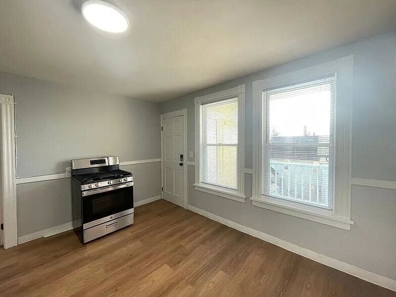 Building Photo - 231 Laurel, 3