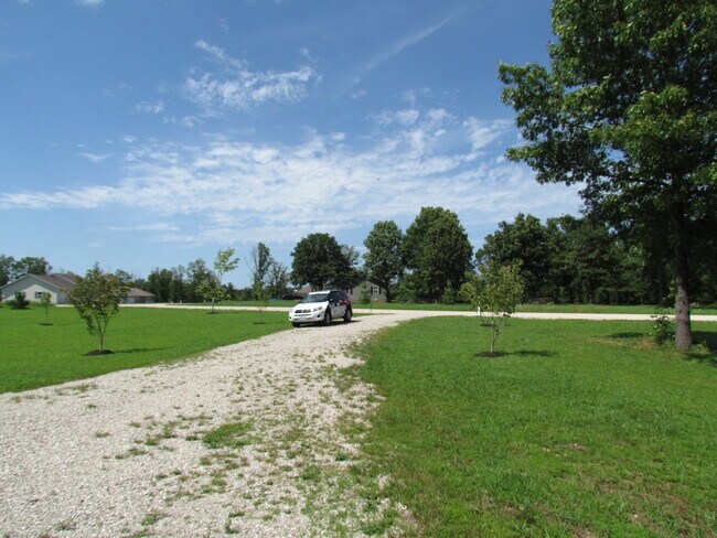 Building Photo - Available August 7th!! Laquey Schools!