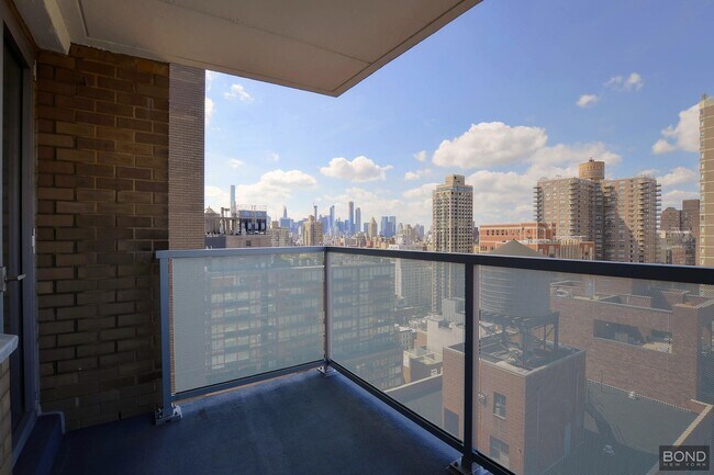 Building Photo - 250 E 87th St