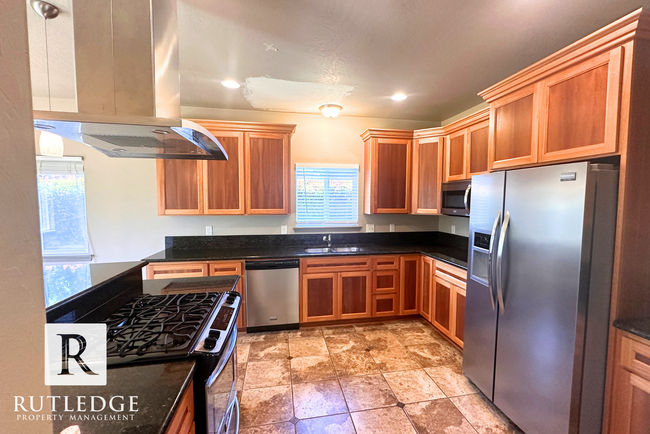 Building Photo - STUNNING 3 Bed/2.5 Bath House in Medford
