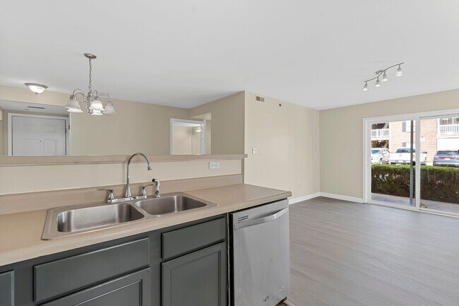 Building Photo - Spacious 2-Bed, 2-Bath Condo