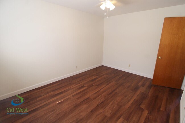 Building Photo - $2,295 1 Bedroom 1 Bath Upstairs Apartment in 4 Plex