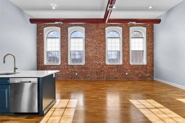 Building Photo - 200 School House Rd