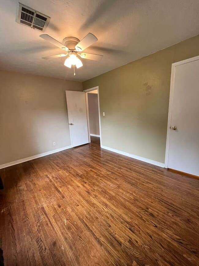 Building Photo - Cute 2 Bed 1 Bath