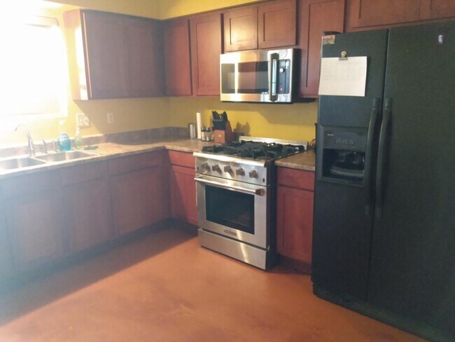 Building Photo - 1327 E Pierce St