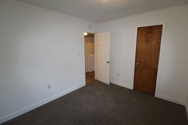 Building Photo - 623 E Sanson Ave