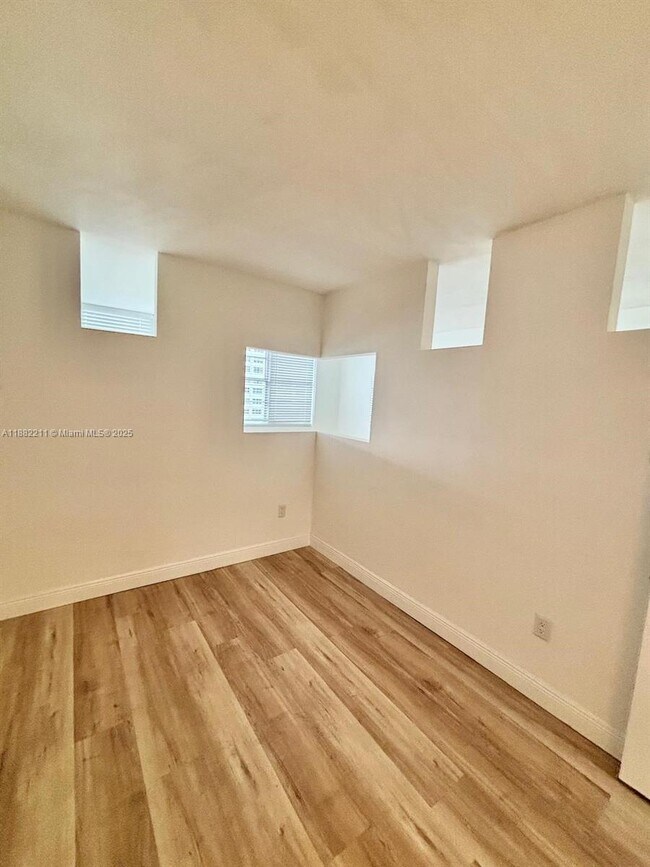 Building Photo - 801 Brickell Bay Dr