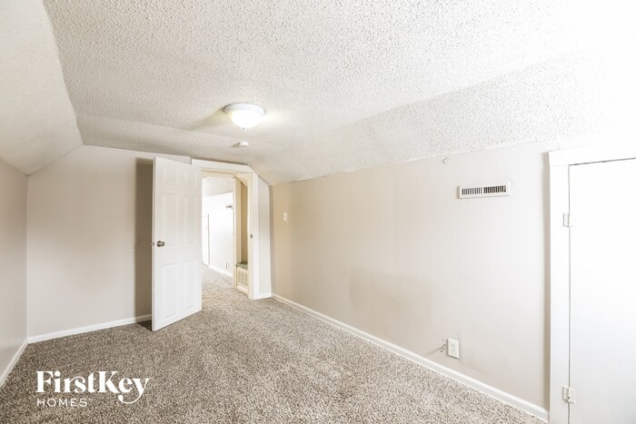 Building Photo - 900 Maple Ln
