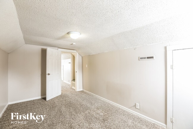Building Photo - 900 Maple Ln
