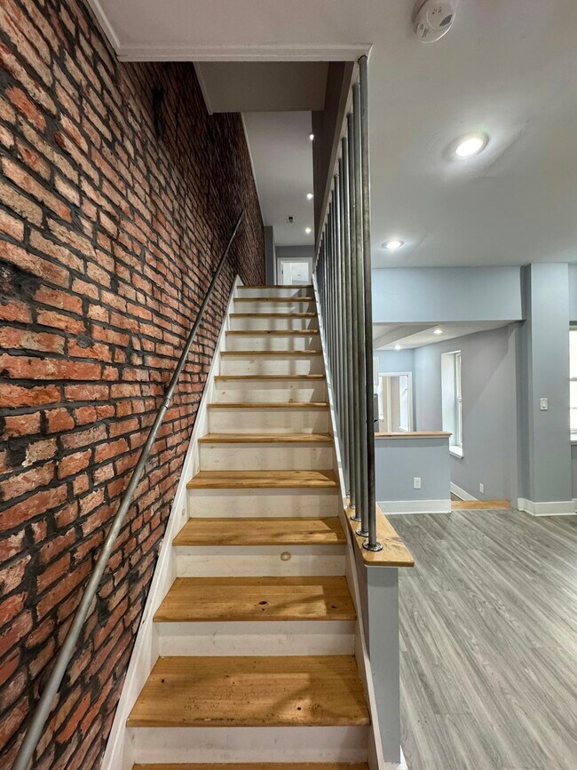 Building Photo - 1522 N Willington, Unit 2