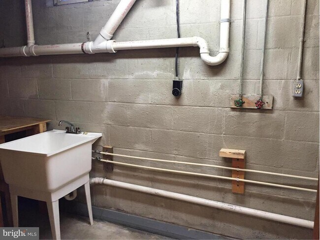 Building Photo - 110 Beech Ln