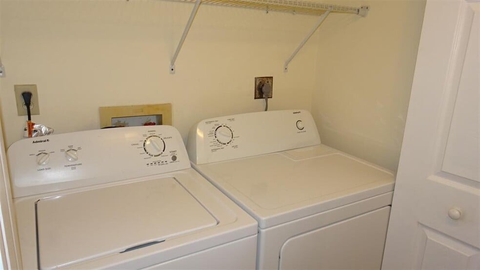 Building Photo - 3017 N Oakland Forest Dr