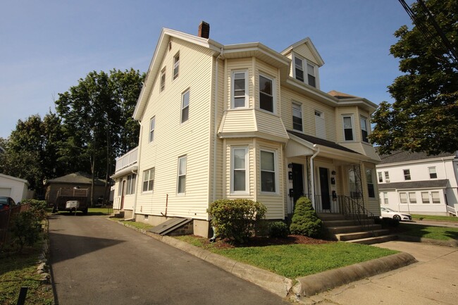 Building Photo - large 4 bed in Waltham