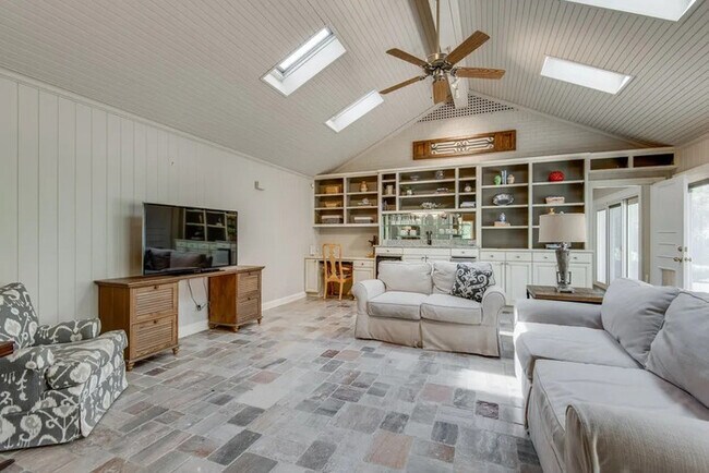 Building Photo - 107 Westover Park Ct