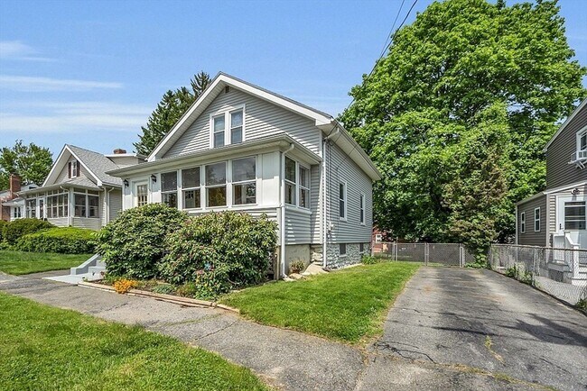Building Photo - 36 Rowena St