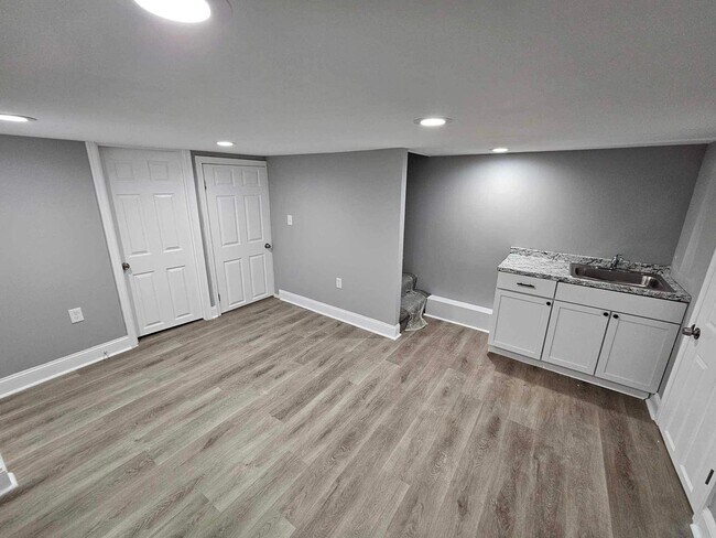 Building Photo - COMING SOON-4 Bedroom Townhouse in Essex