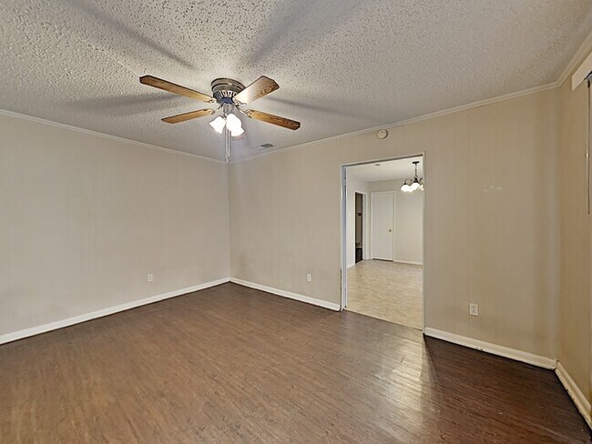 Building Photo - No Application Fee* Plus $250 Off First 2 ...