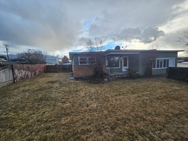 Building Photo - Four Bedroom House Across from Rose Park