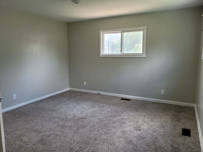 Building Photo - 3 Bed 2 Bath Bungalow walking distance to river