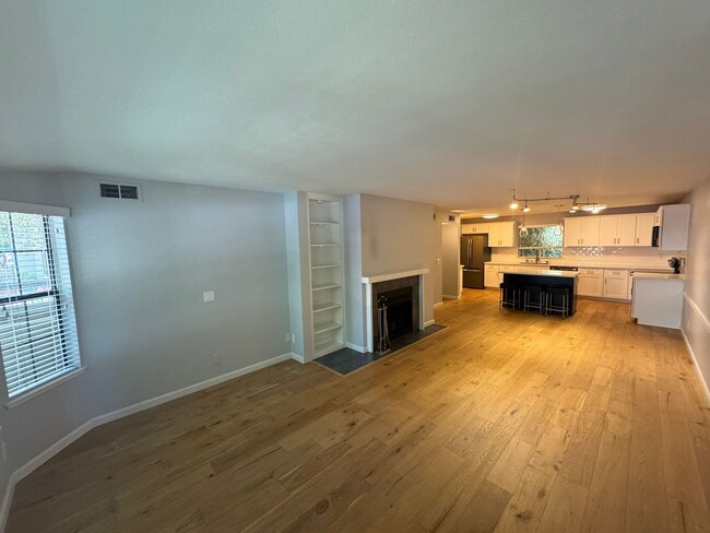 Building Photo - Three bedroom | Two bathroom | Midtown condo