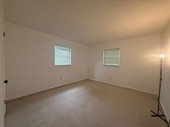 Building Photo - Charming 2 bedroom 1.5 bathroom home