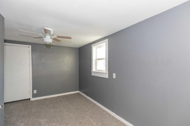 Building Photo - 2bedroom 1bathroom tenant pays electric ce...