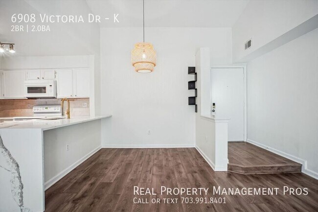 Building Photo - 6908 Victoria Dr