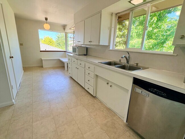 Building Photo - 5 Bed/1.5 Bath Beacon Hill Home with Gorgeous Views!