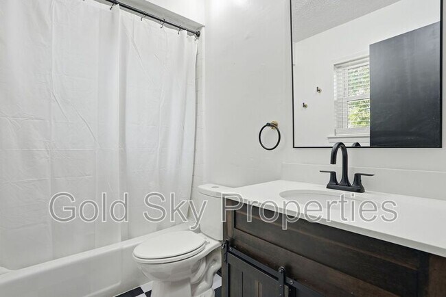 Building Photo - 703 Pineview Ct