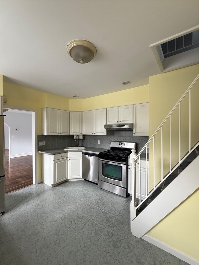 Building Photo - 109 Greenvale Ave