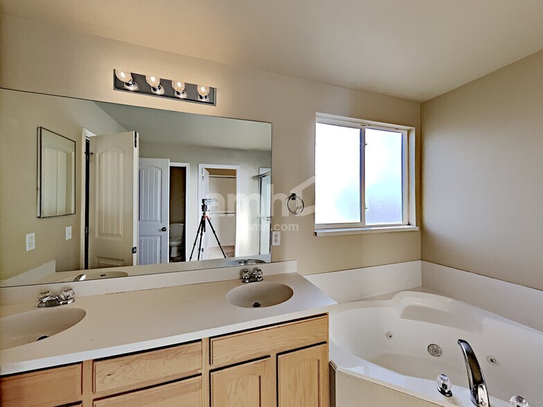Building Photo - 5708 Plumbago Ave