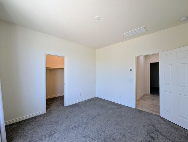 Building Photo - 6952 W Golden Ln