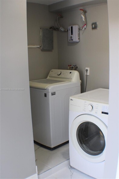 Building Photo - 515 S 61st Ter