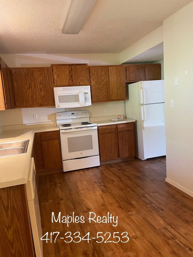 Building Photo - 2 bedroom / 1 bathroom apartment