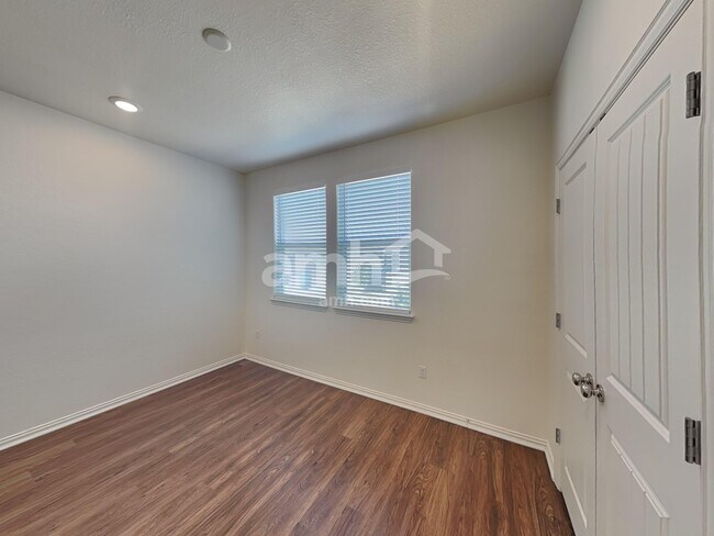 Building Photo - 2721 Meadowood Heights