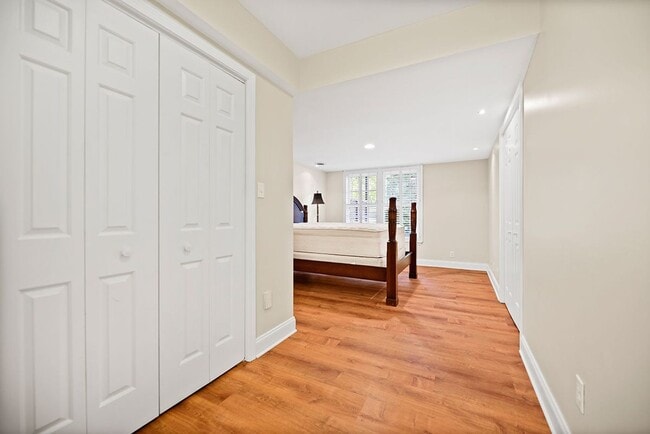 Building Photo - Gorgeous, multi-level condo!