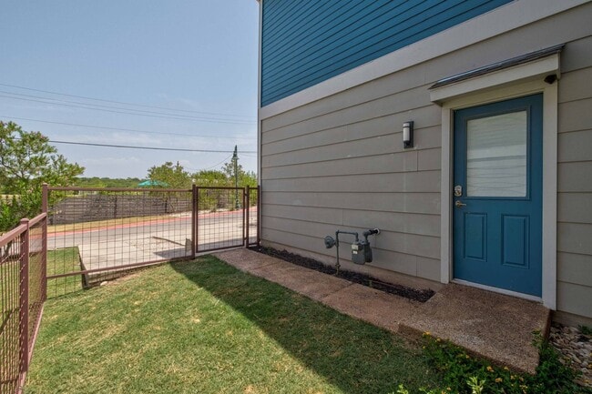Building Photo - Modern condo, great location, fully Furnis...