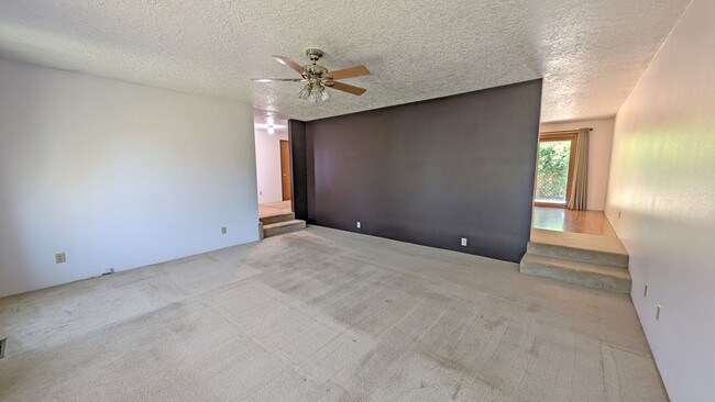 Building Photo - One level home with lots of character in H...
