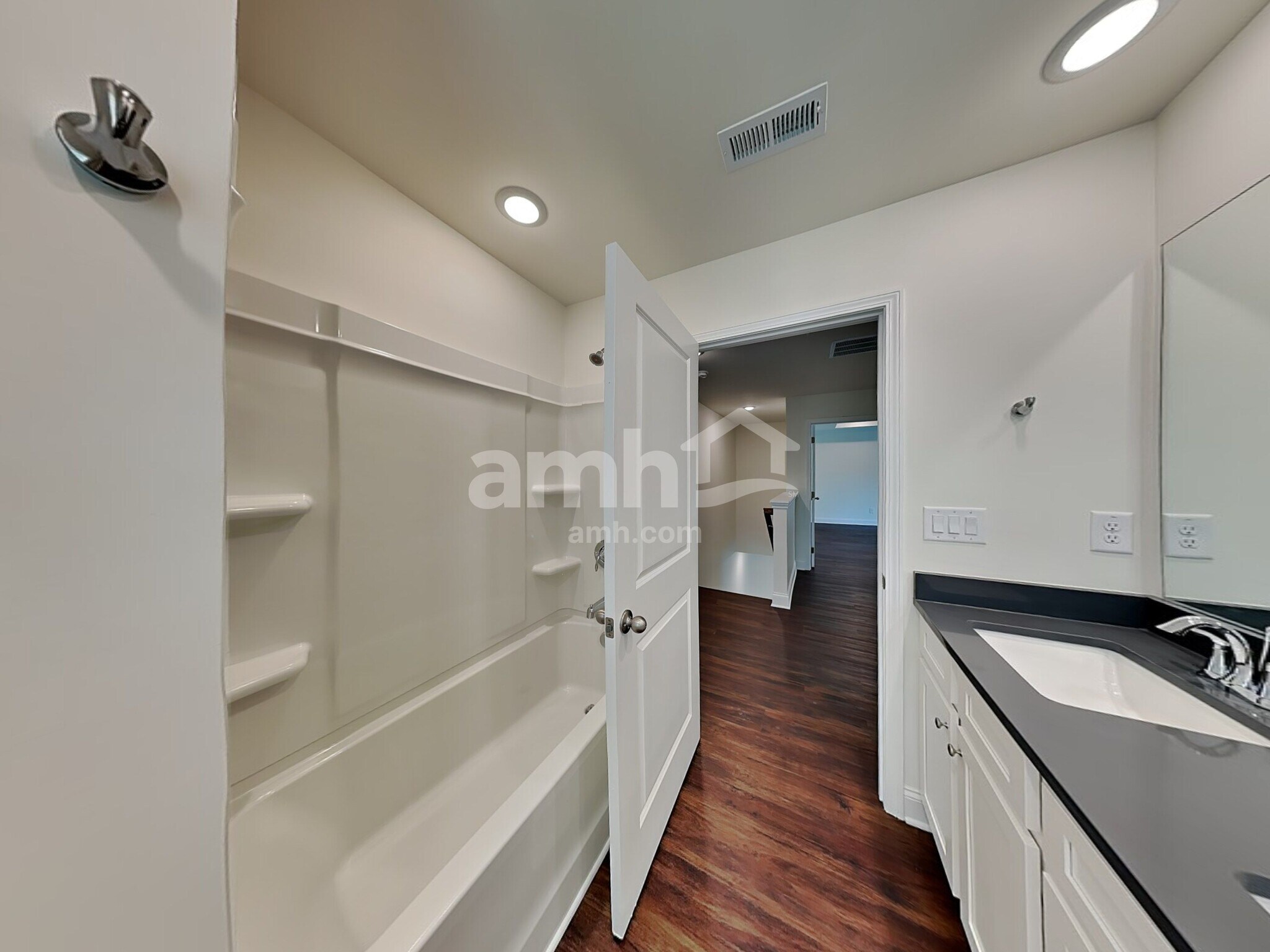 Building Photo - 303 Pecan Dr