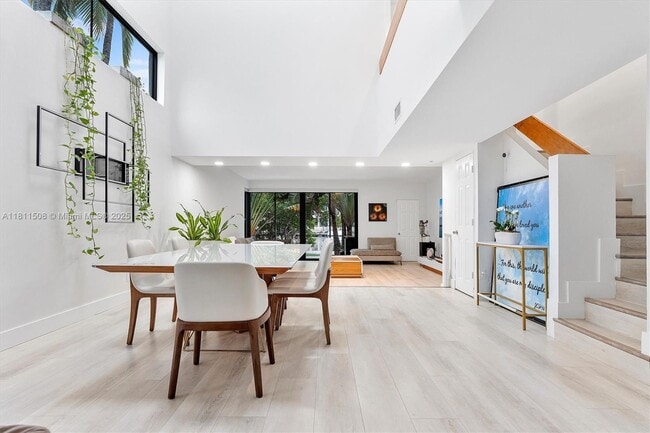 Building Photo - 300 Poinciana Island Dr