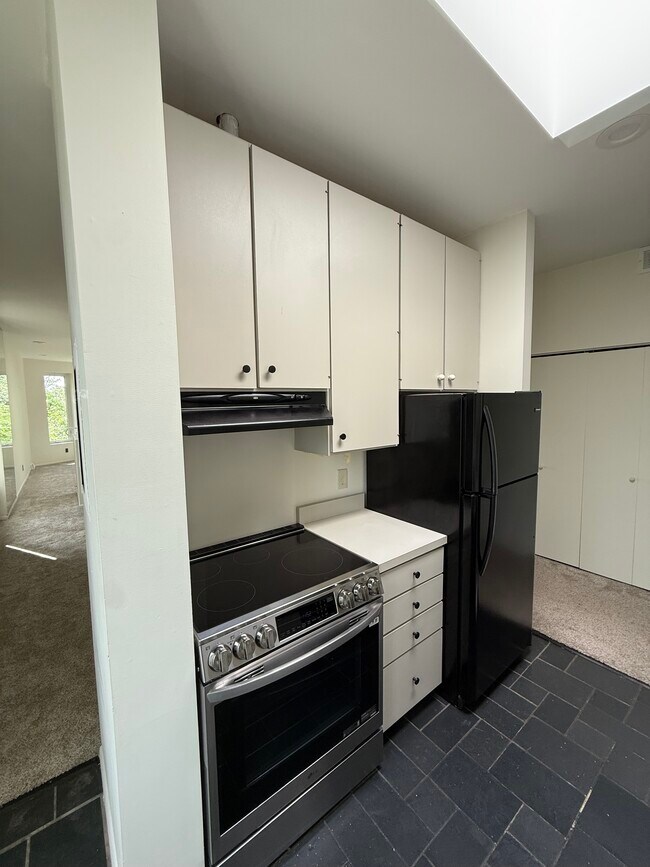 Building Photo - 561 Laurel Ave