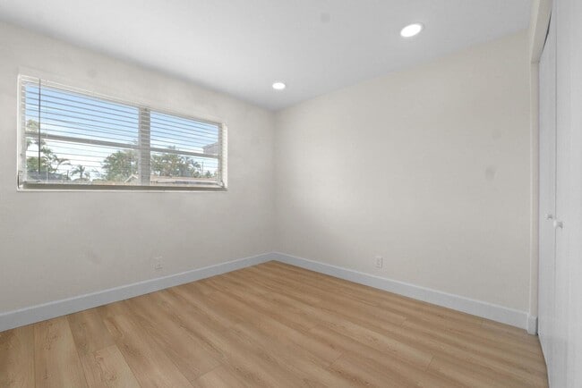 Building Photo - 5720 Parke Ave