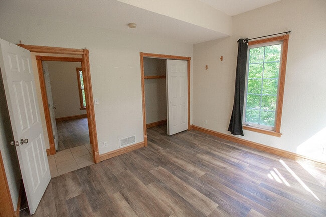 Building Photo - 1420 Bradford Dr