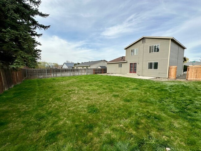 Building Photo - 4 Bedroom 3 Bathroom Home with Attached Garage, AC, and 2 Separate Living Areas!