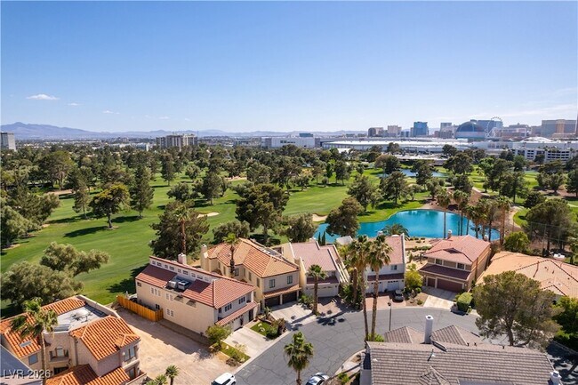 Building Photo - 2845 Queens Courtyard Dr