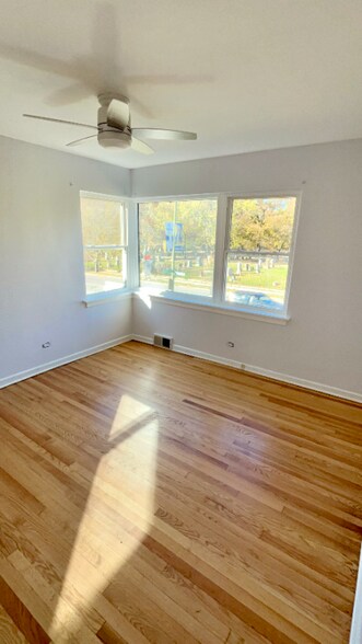 Building Photo - 3623 W Foster Ave